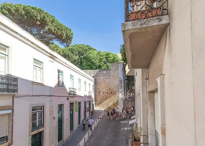 Central 1Bd Flat Near Lisbon